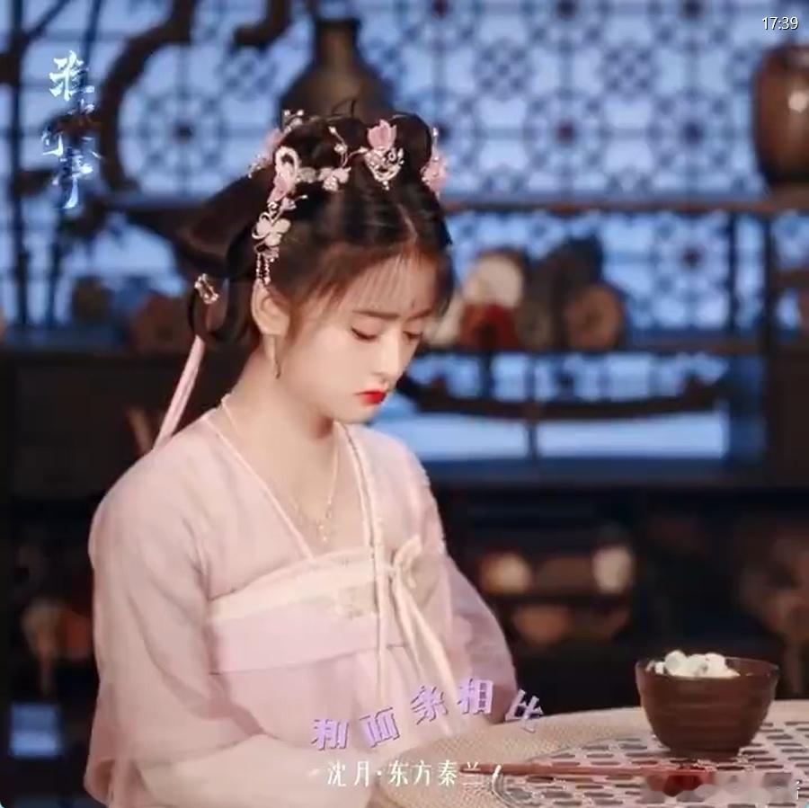怎么以前没发现沈月这么灵 沈月在《六姊妹》里送手套那场戏，温柔的眼神和轻声细语，
