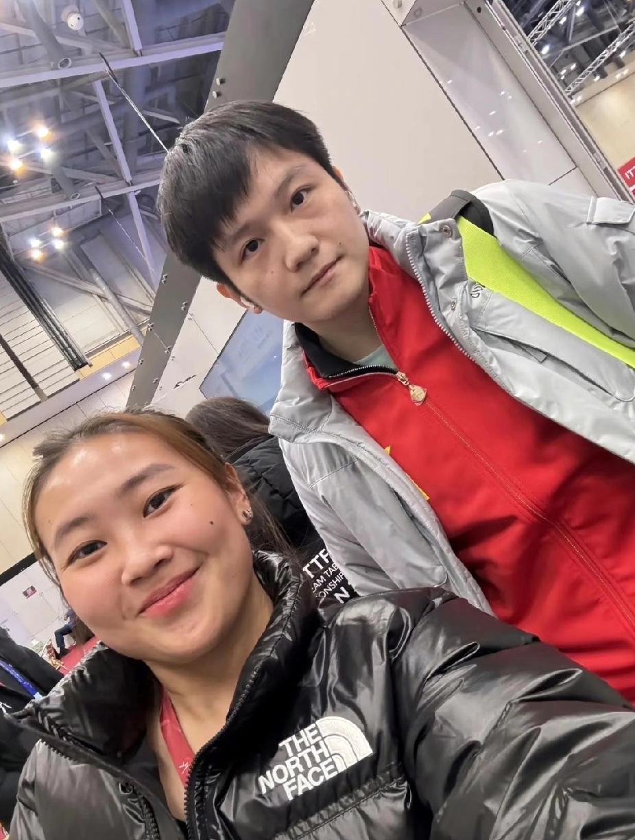 家人们！刷到一张东哥的老照片，釜山世乒赛那会儿的，真让人羡慕啊！
 
这可是和大