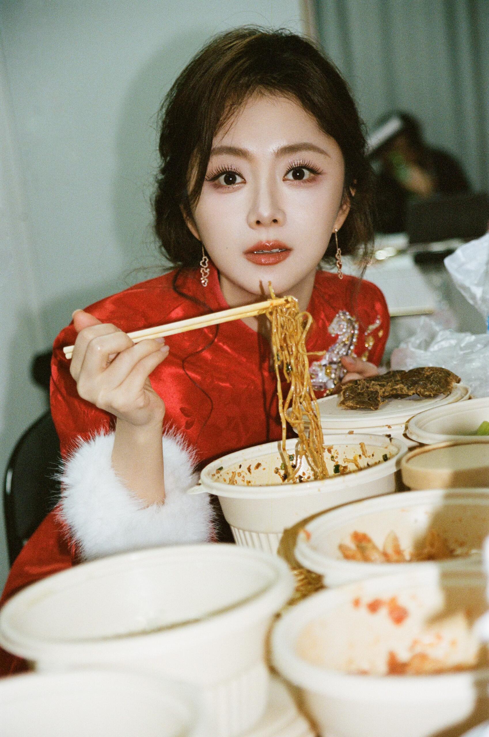 谭松韵春晚与熊猫互动26.02.16 工作室📕地球Online2.0.2.6正