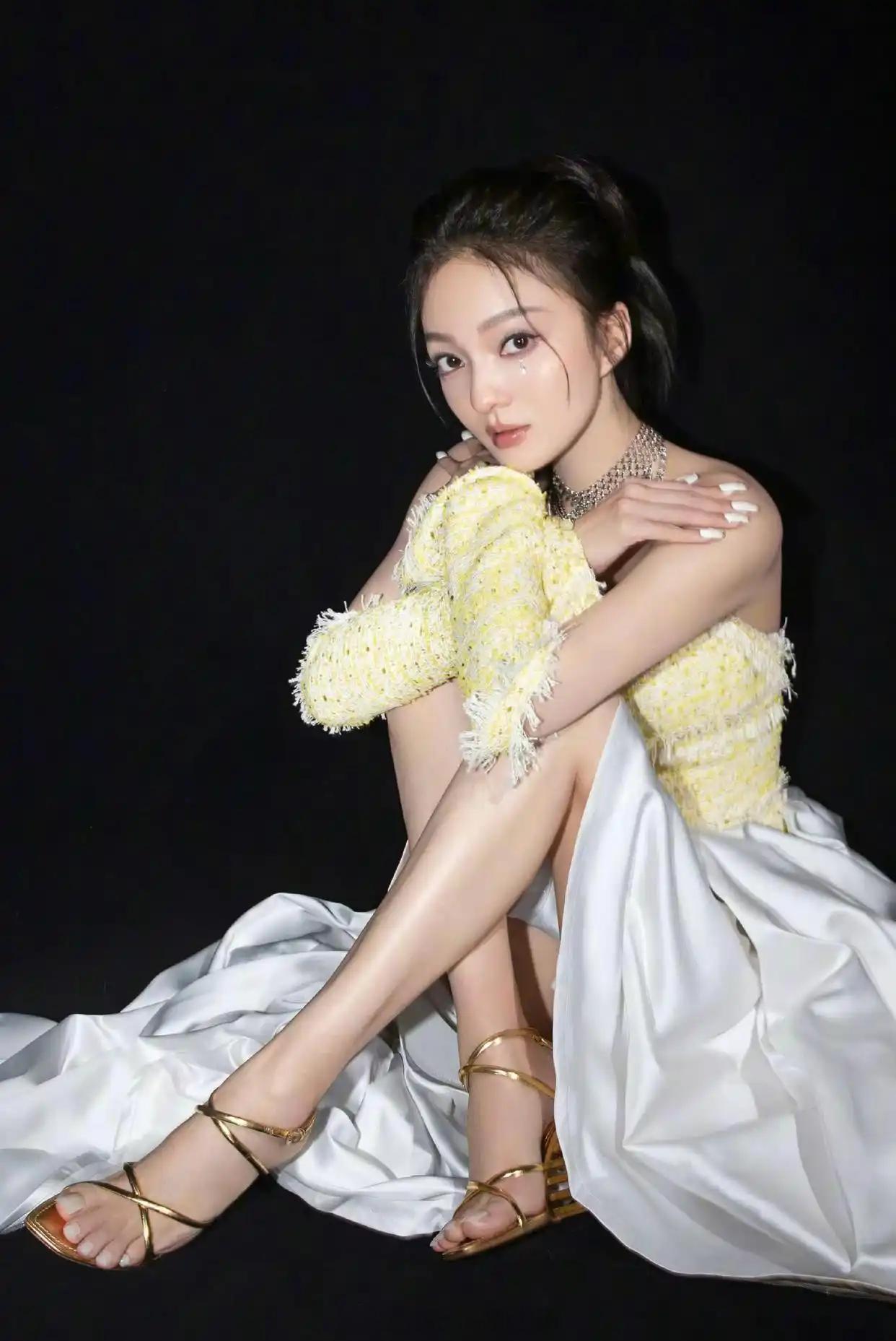 张韶涵最新写真曝光，光脚展现白皙美腿魅力 ​​​