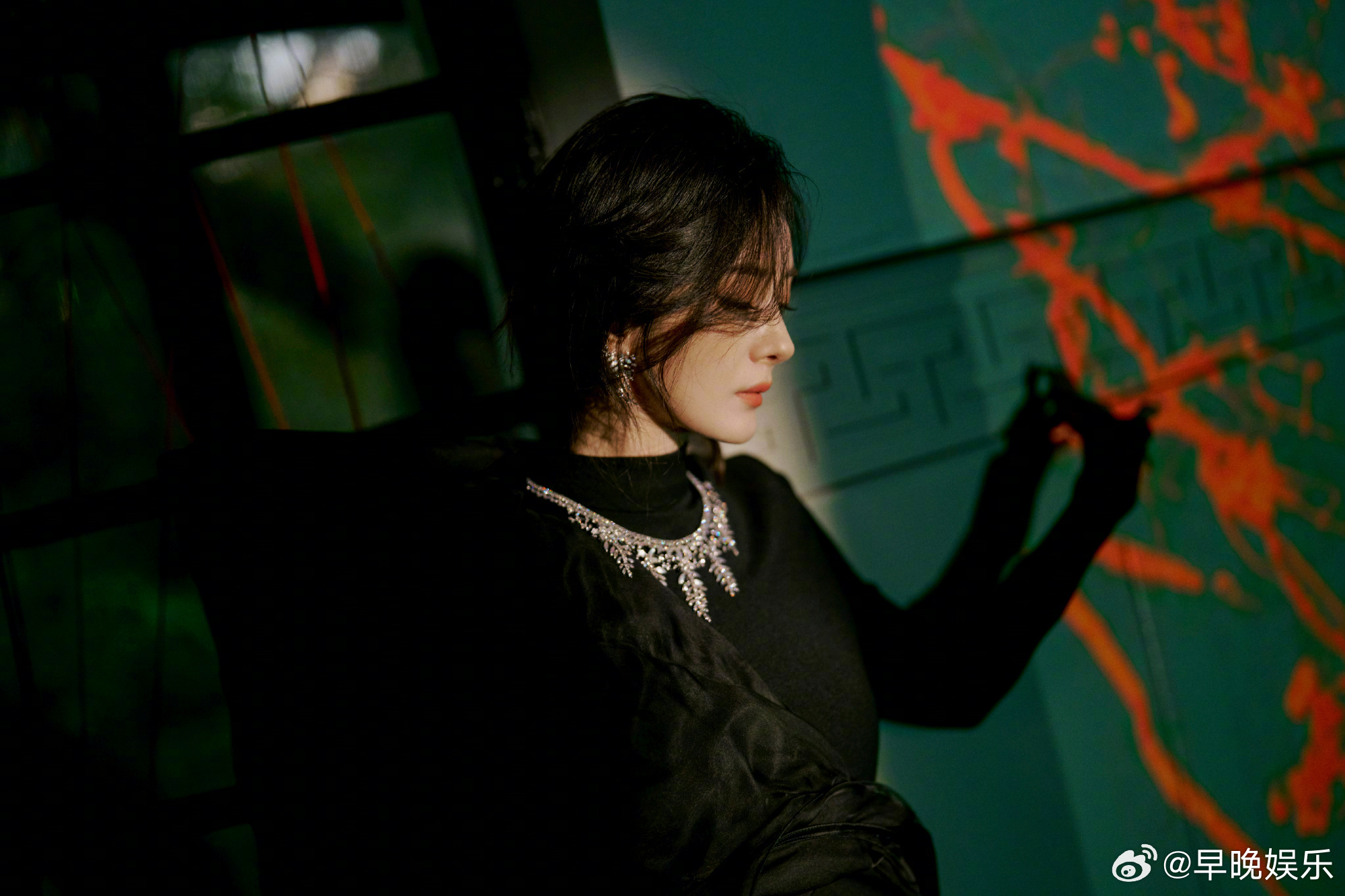 杨幂黑裙女王气场 独树一帜的黑玫瑰，女王气场迷死谁了[爱你] ​​​