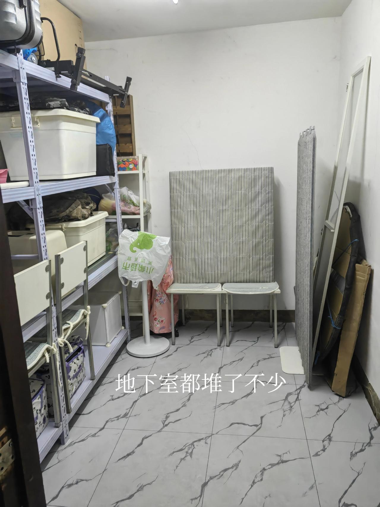房子租出去了，下月开始收租金。忽然有感，再小的家都有一堆不要的家当。

今天一早