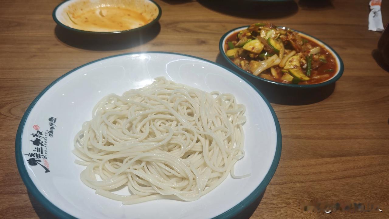 这段时间，在新疆，尝到的美食，你能看出有些饭是哪家餐厅的吗？