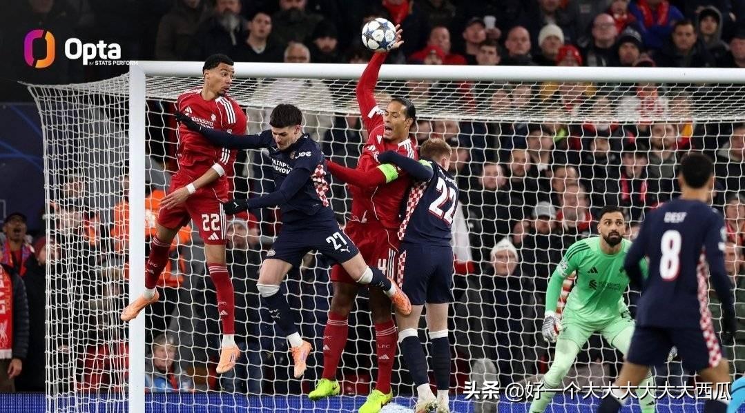 利物浦欧冠开场五分钟就送点，
范戴克直接以一个标准的排球姿势把球打出危险区域，