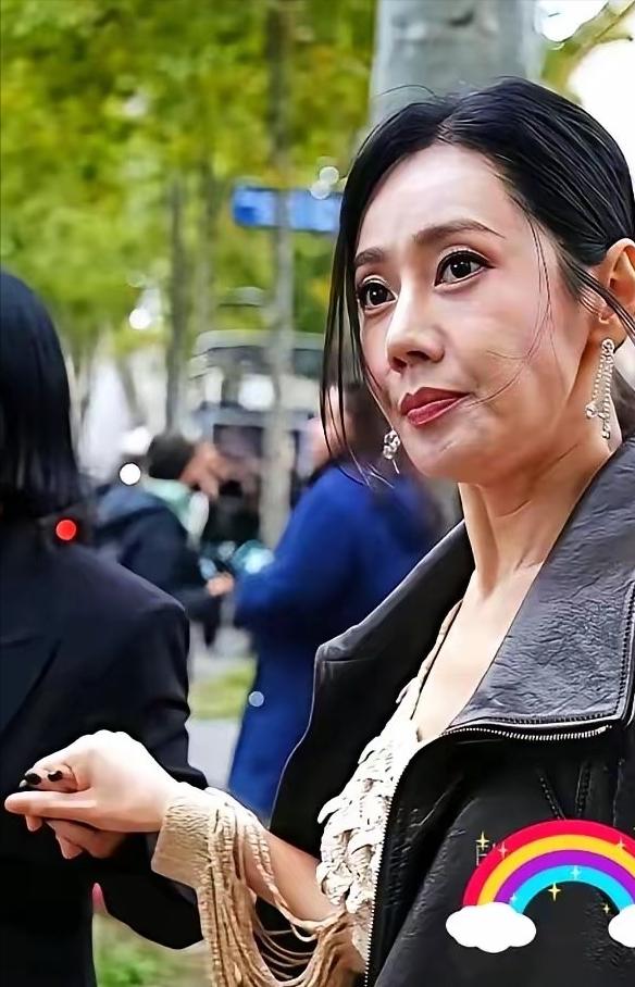 [兔子]46岁的秋瓷炫，彻底撕下了中年女人的“遮羞布”。

飞机延误四小时，她刷