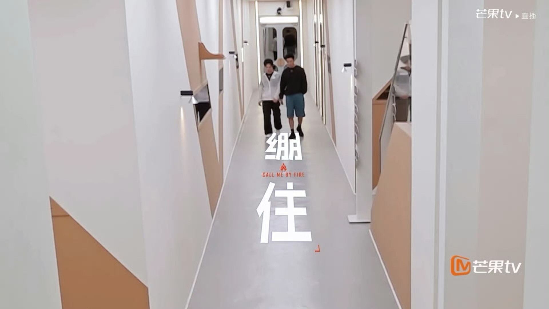李光洁好像被忽悠瘸了李光洁在训练室到处逛街 李光洁全程一脸“我是谁我在哪”，被叶