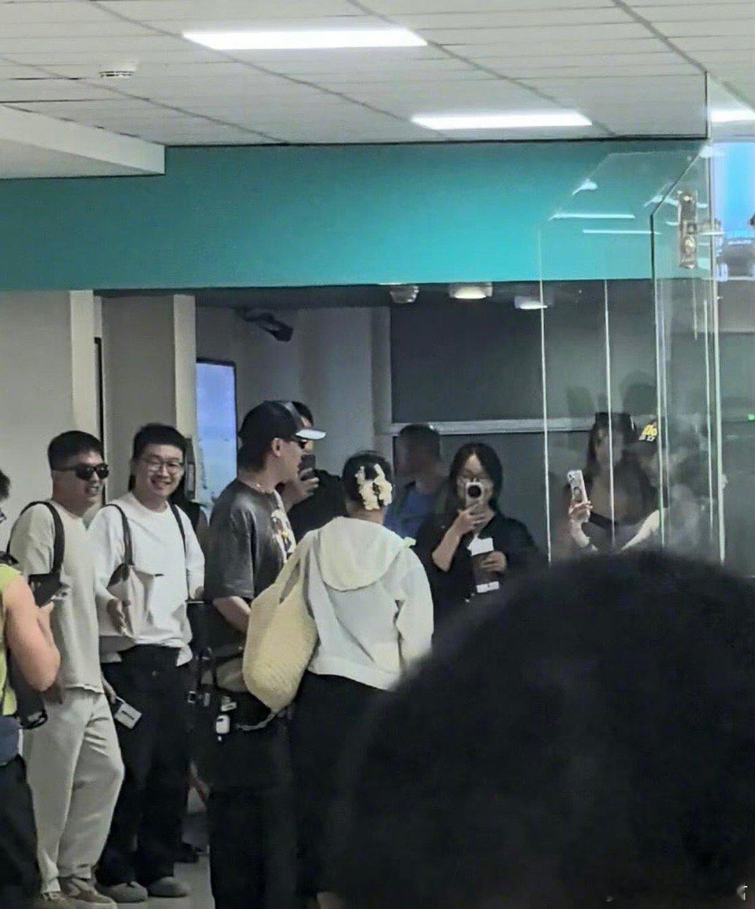 易梦玲接到恋情求证电话误以为是私生，就开玩笑说那拥吻视频是AI，现在小情侣回国大