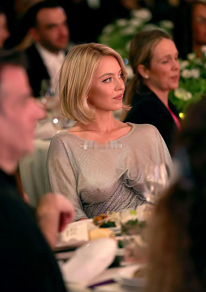 悉尼妹身材 “悉尼妹”Sydney Sweeney一身银色网纱透视装亮相盛典，身