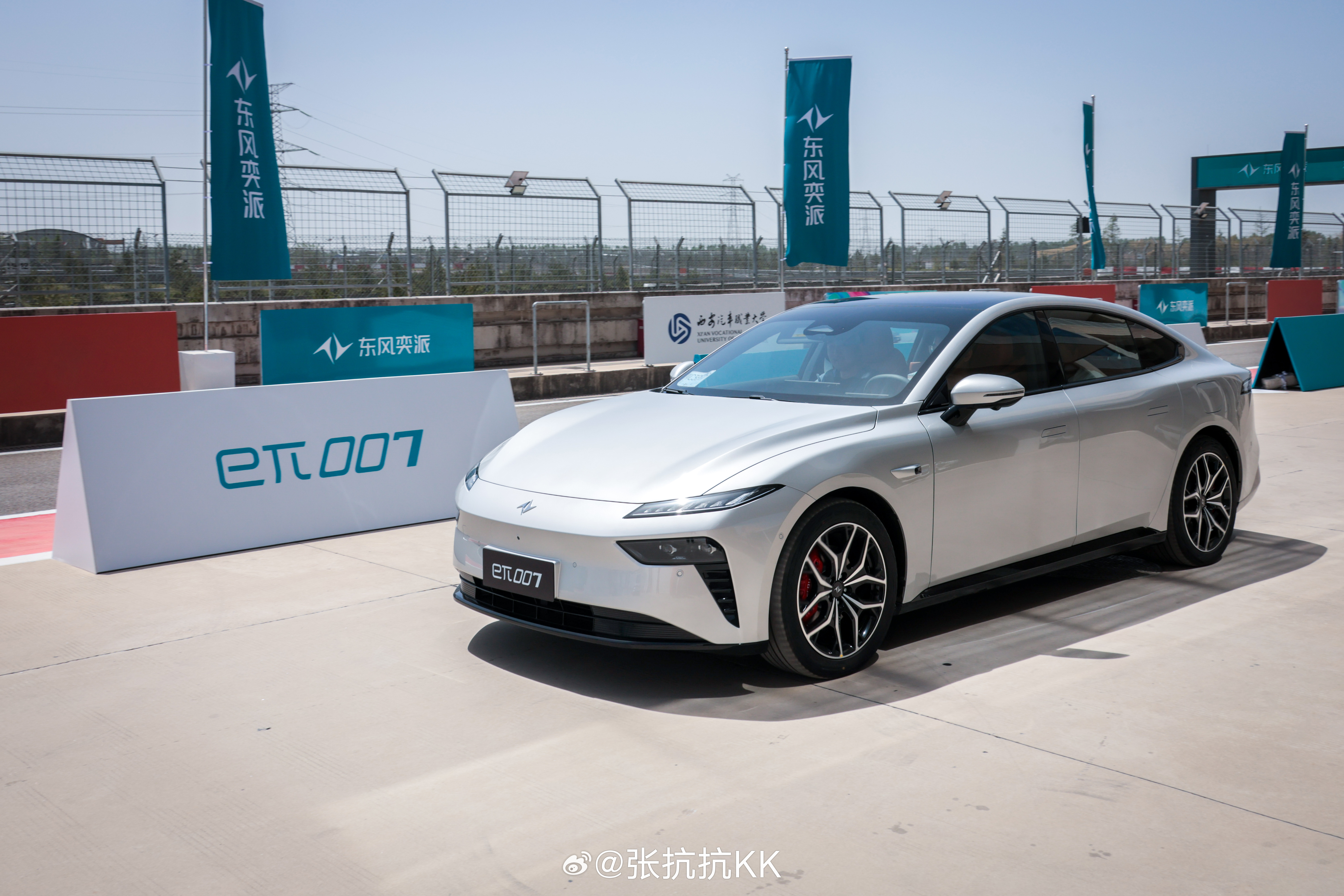 来看看东风奕派的纯电轿车，2025 款 eπ007纯电四驱版 400kW3.9 