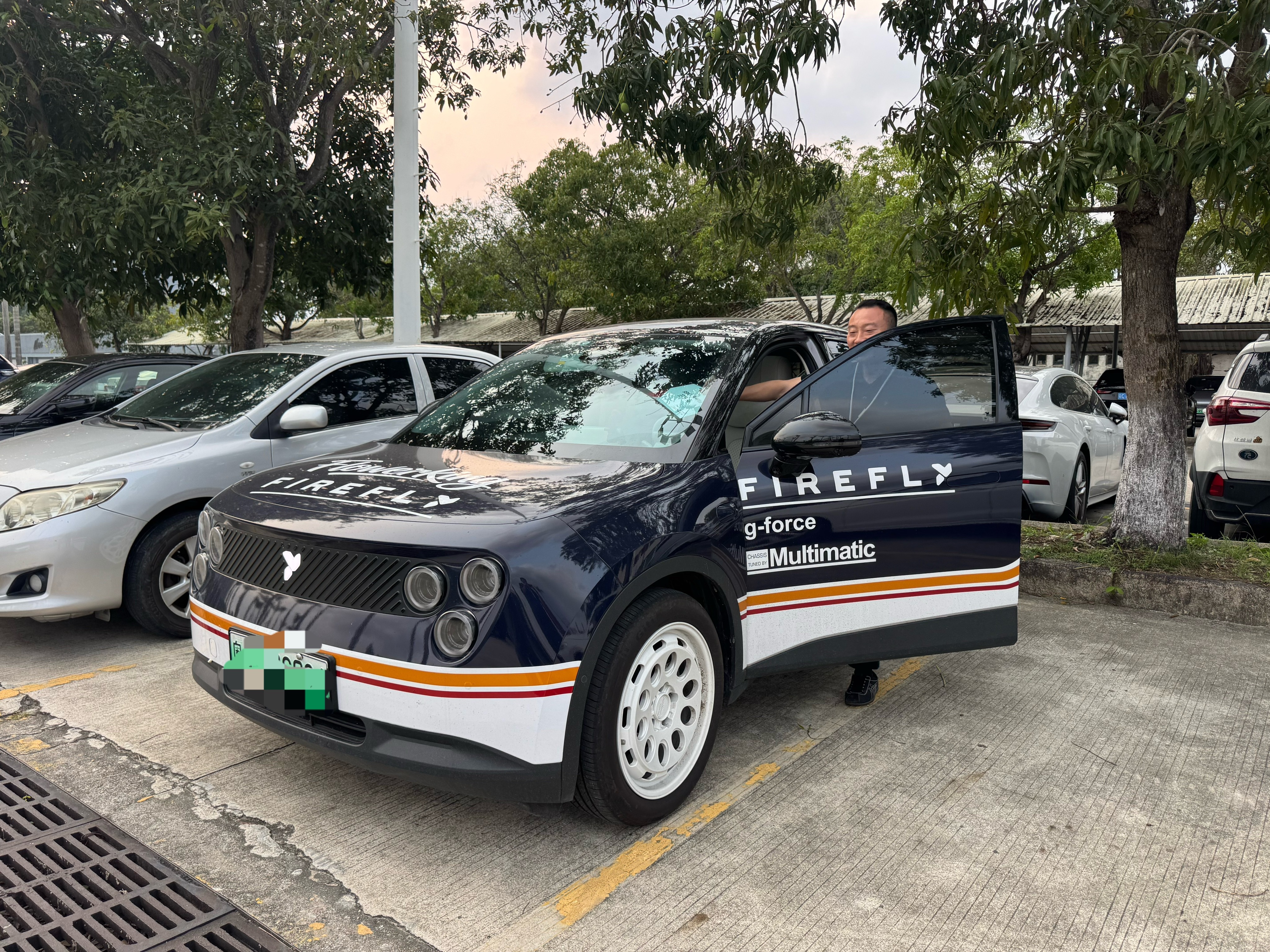 昨天坐花王辉老师的萤火虫，才发现这车前排都安排上了座椅按摩！这个价格的小车，都上