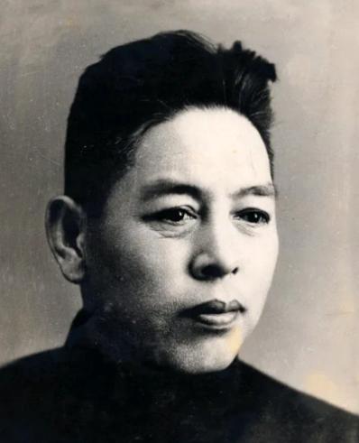 1932年，陈玉仁叛变，供出了潜伏在敌人内部的地下党员王世英，王世英察觉到异常后