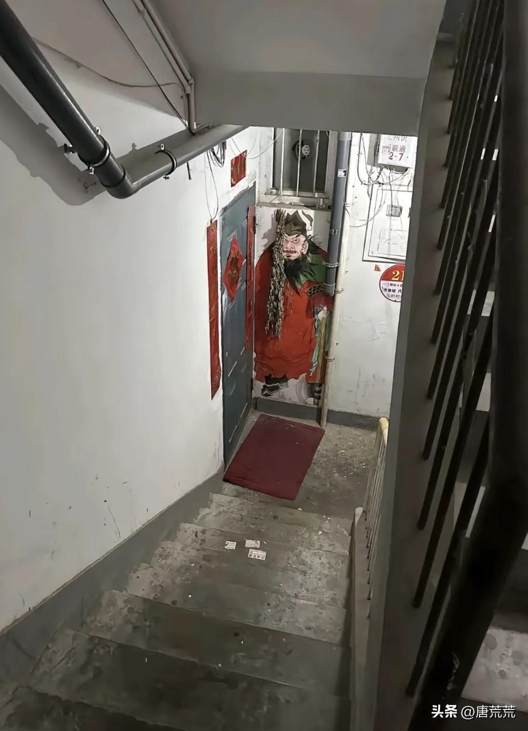 邻居到底怕什么？君子坦荡荡，小人长戚戚，行得正坐得端，不怕魑魅魍魉，更不怕半夜敲