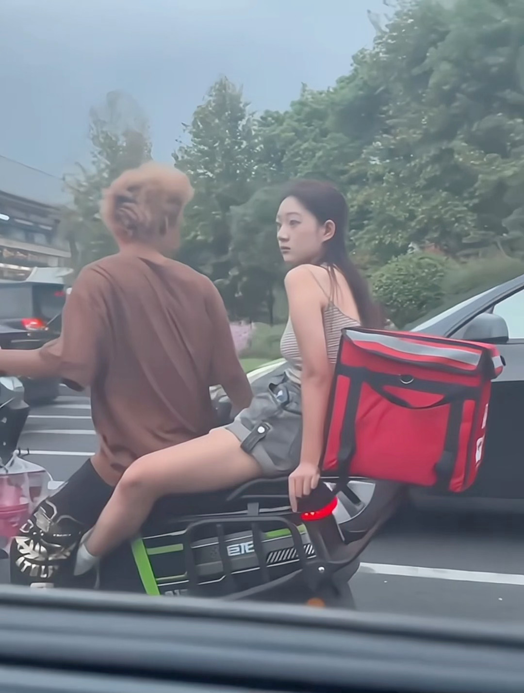凭啥他载人可以不戴头盔？？ 
