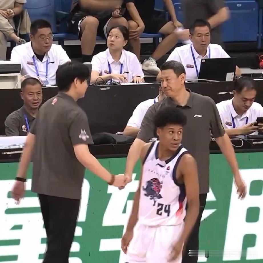李楠带队3分险胜山东，双胞胎兄弟各为其主对飙，北汽阵容厚度尽显冠军底蕴，末节一波