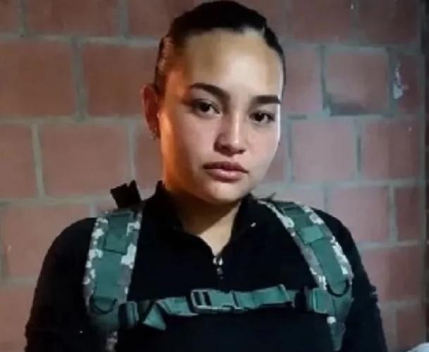 哥伦比亚女雇佣兵丹妮埃拉在扎波罗热被俄军俘虏时，身上还缠着战友们仓皇逃离时没来得
