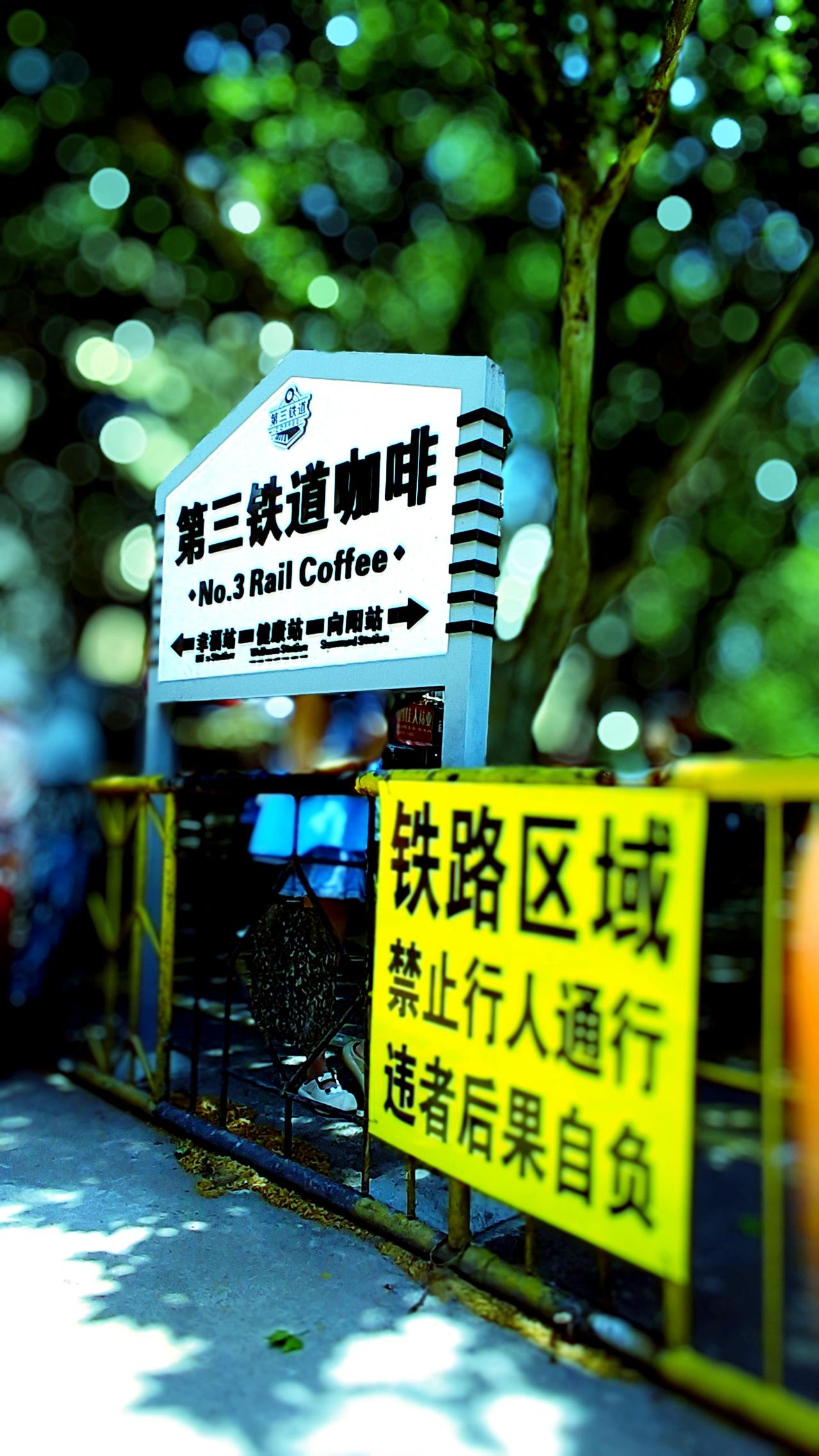 五一期间马鞍山好多景区免费，采石矶景区的翠螺山绝壁临江，晚上开灯后江面波光粼粼。
