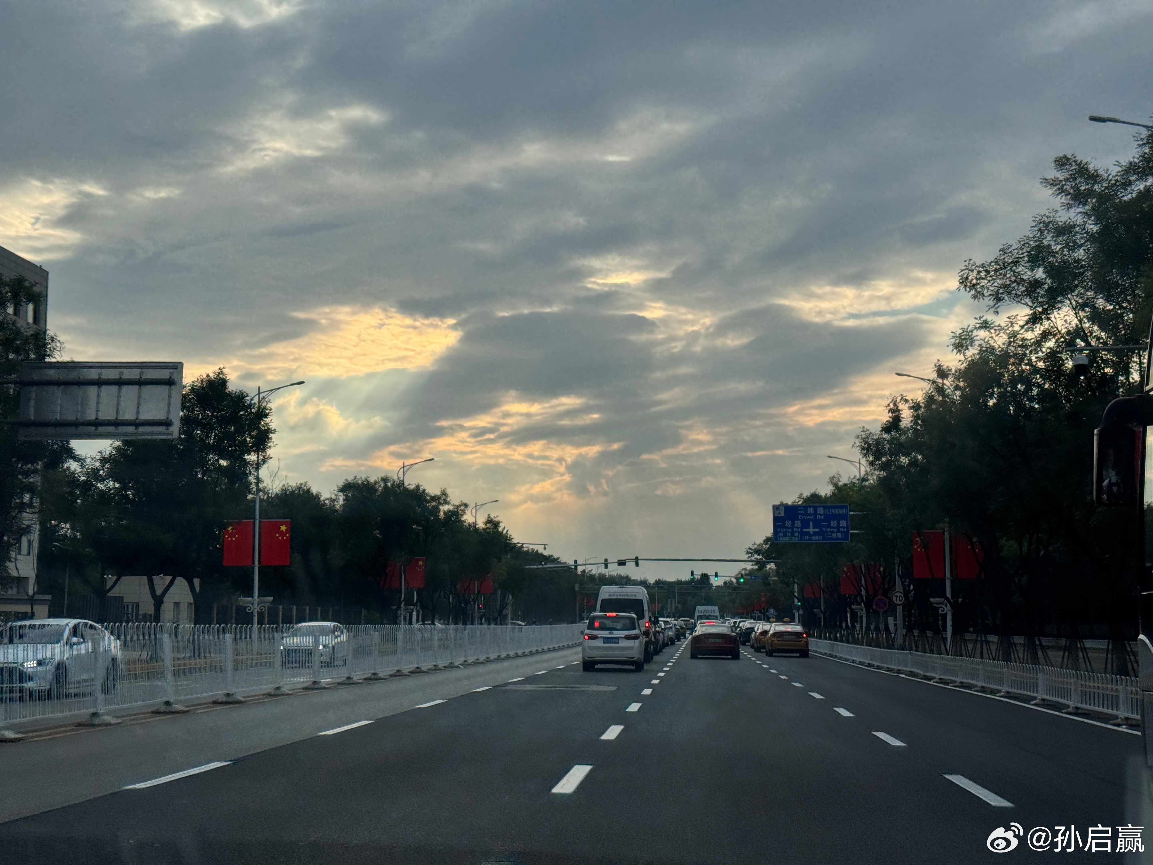 国庆前后，广东那边台风连连，风大雨大，工作生活极度不便利。但与此同时的北京，秋高