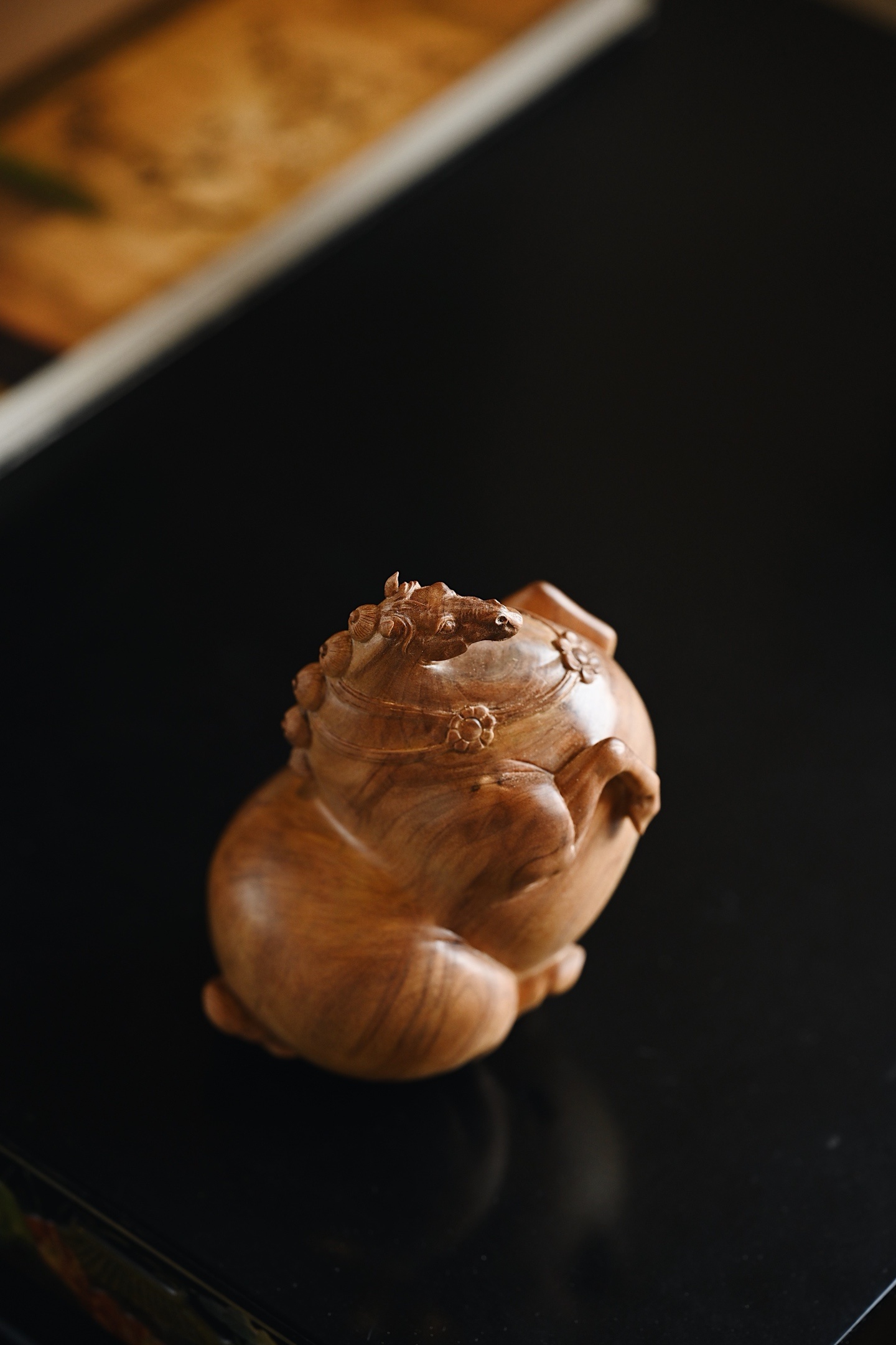 老山檀 | 唐马承唐风余韵，雕刻线条圆润可爱，双目炯炯有神，短短的腿，圆滚滚的身