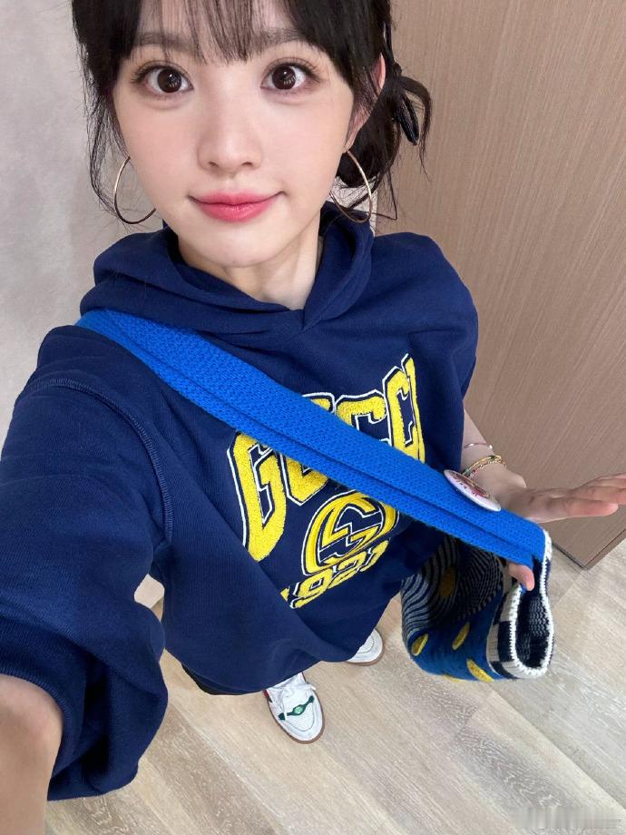 #田曦薇美式蓝色卫衣##田曦薇蓝卫衣氛围感#田曦薇的蓝色卫衣穿搭，展现出她的青春