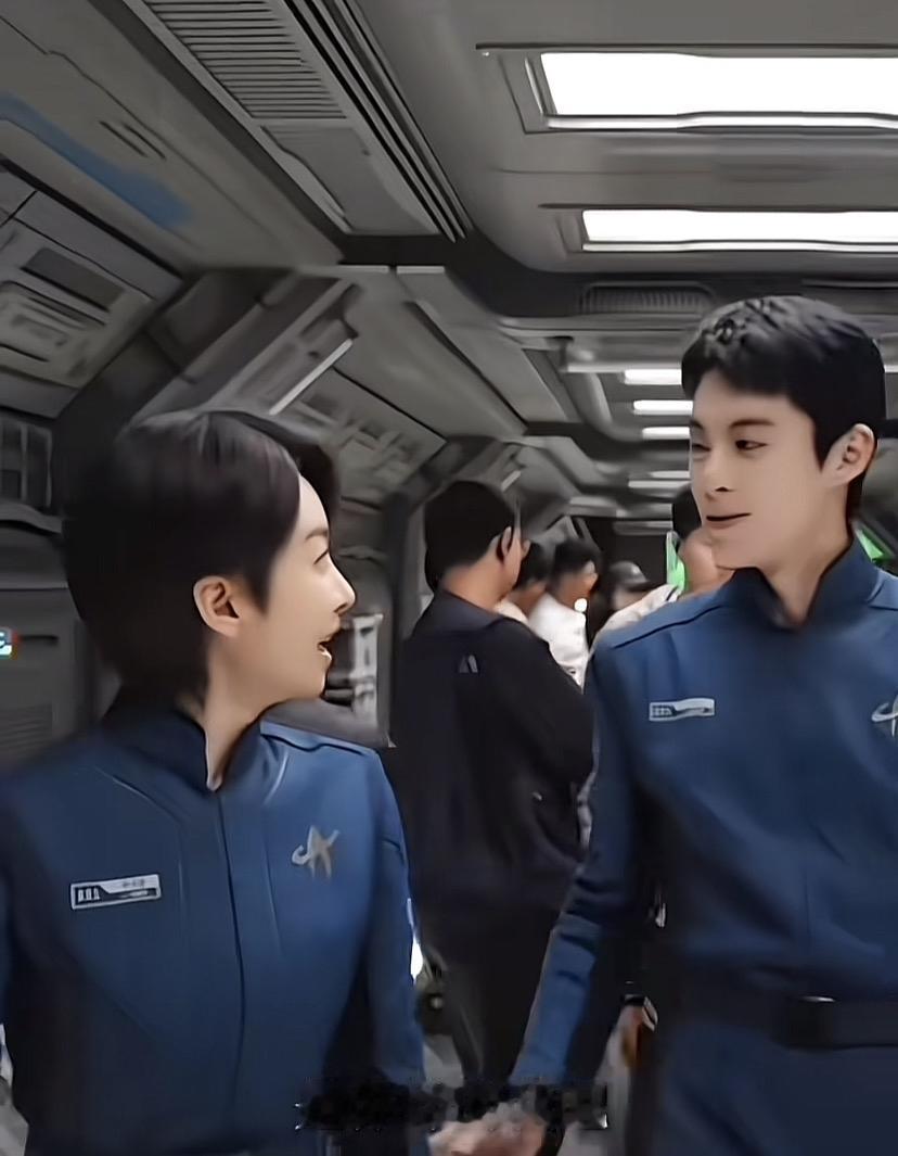 王鹤棣怎么这么喜欢绊人呢？他这是什么心理状态呢？总绊人，他难道不会觉得无聊吗？
