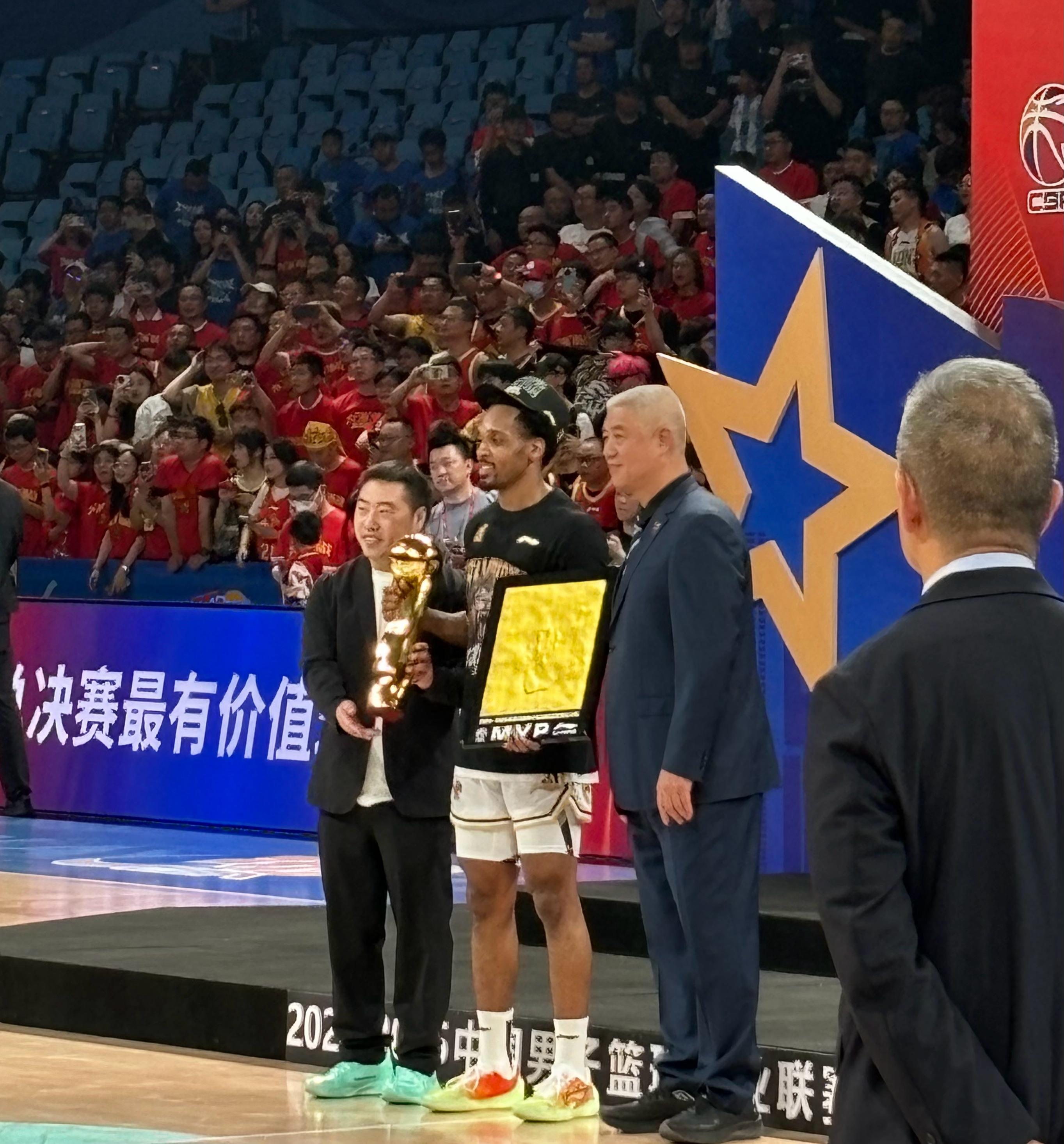 FMVP：巴里·布朗是不是自己人[doge]广厦男篮队史首冠巴里布朗总决赛MVP