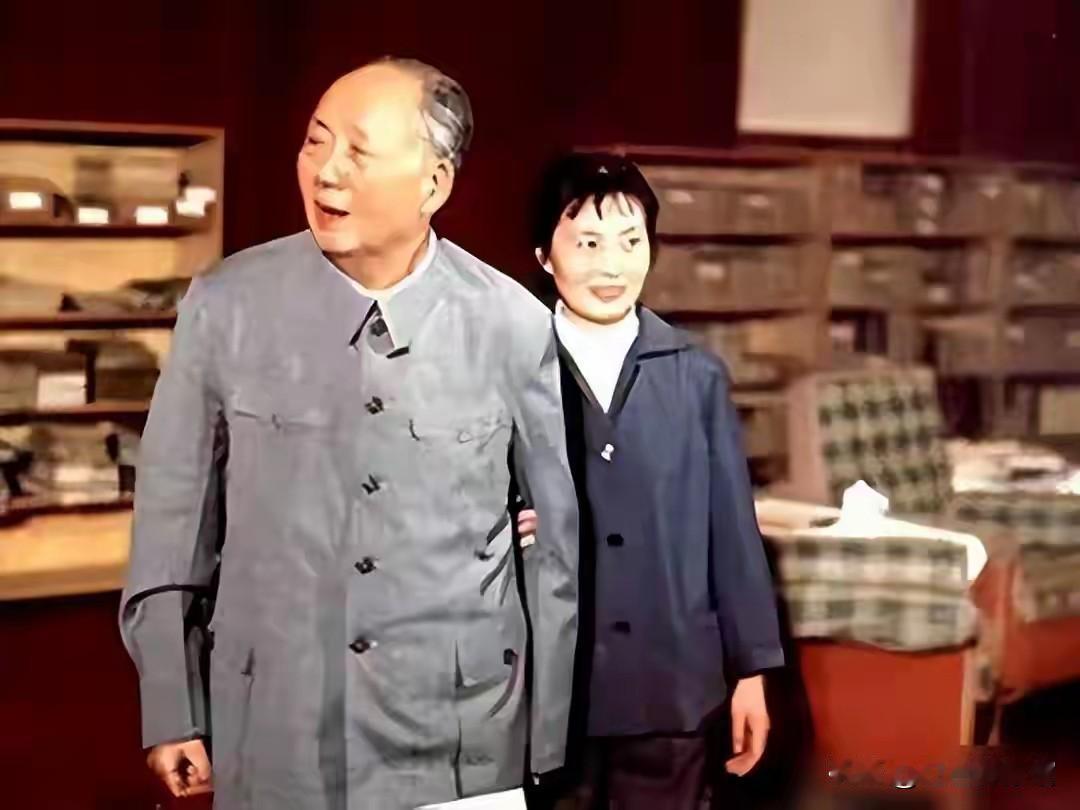 毛主席身旁女性是张玉凤，时任毛主席机要秘书。她轻扶手臂陪同行走，这张彩色修复照片