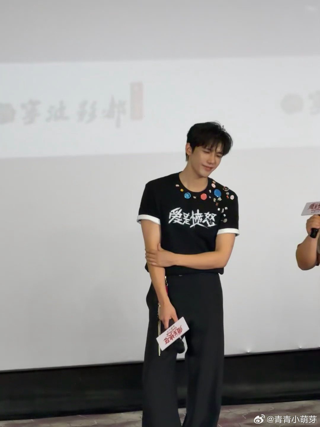 王安宇现场与观众畅聊心声现场和观众真诚谈心，被路人夸赞后瞬间腼腆脸红，模样真实又