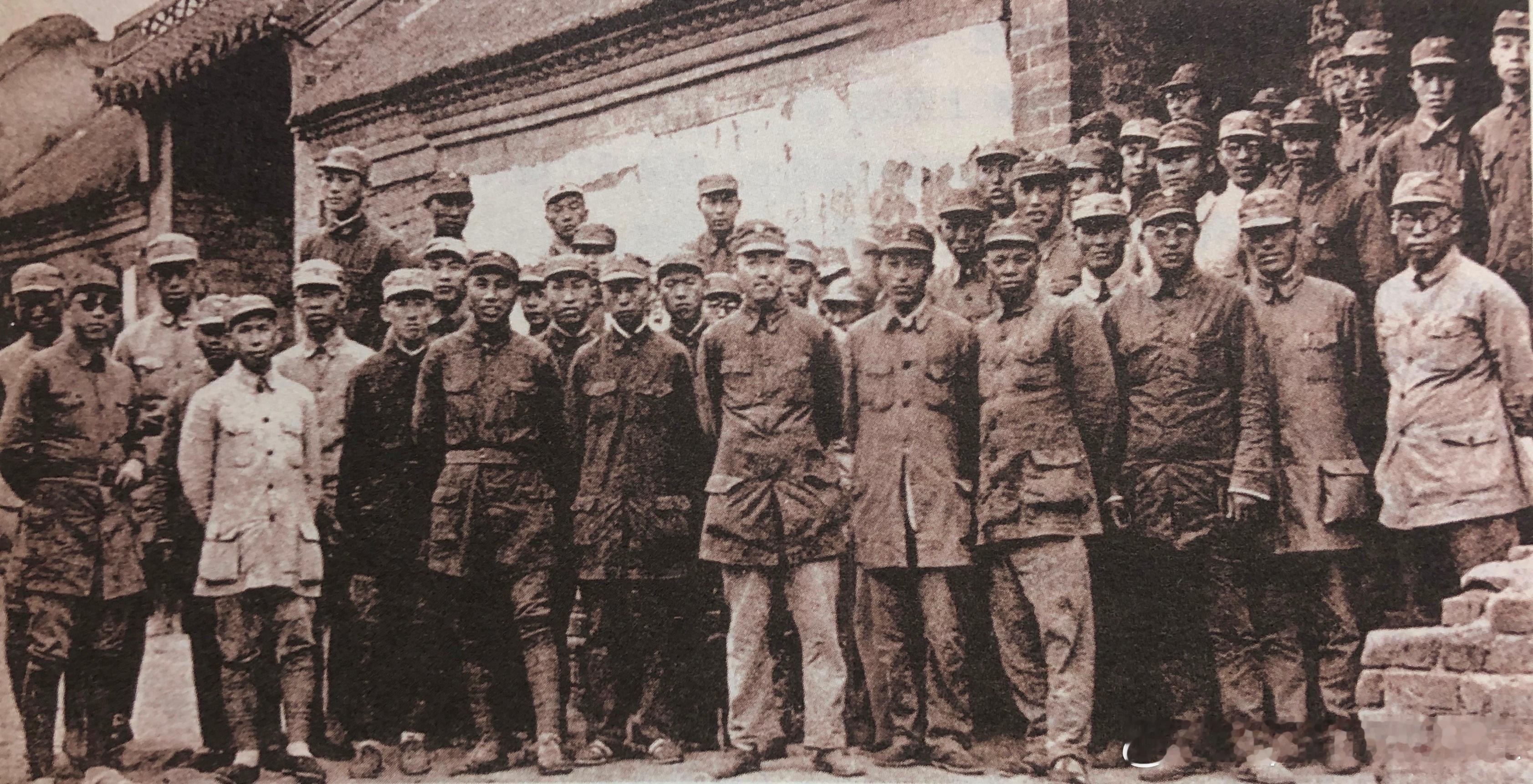 1944年7月至9月，罗荣桓在日照碑廊等地主持召开山东军区军事工作会议，部署八路