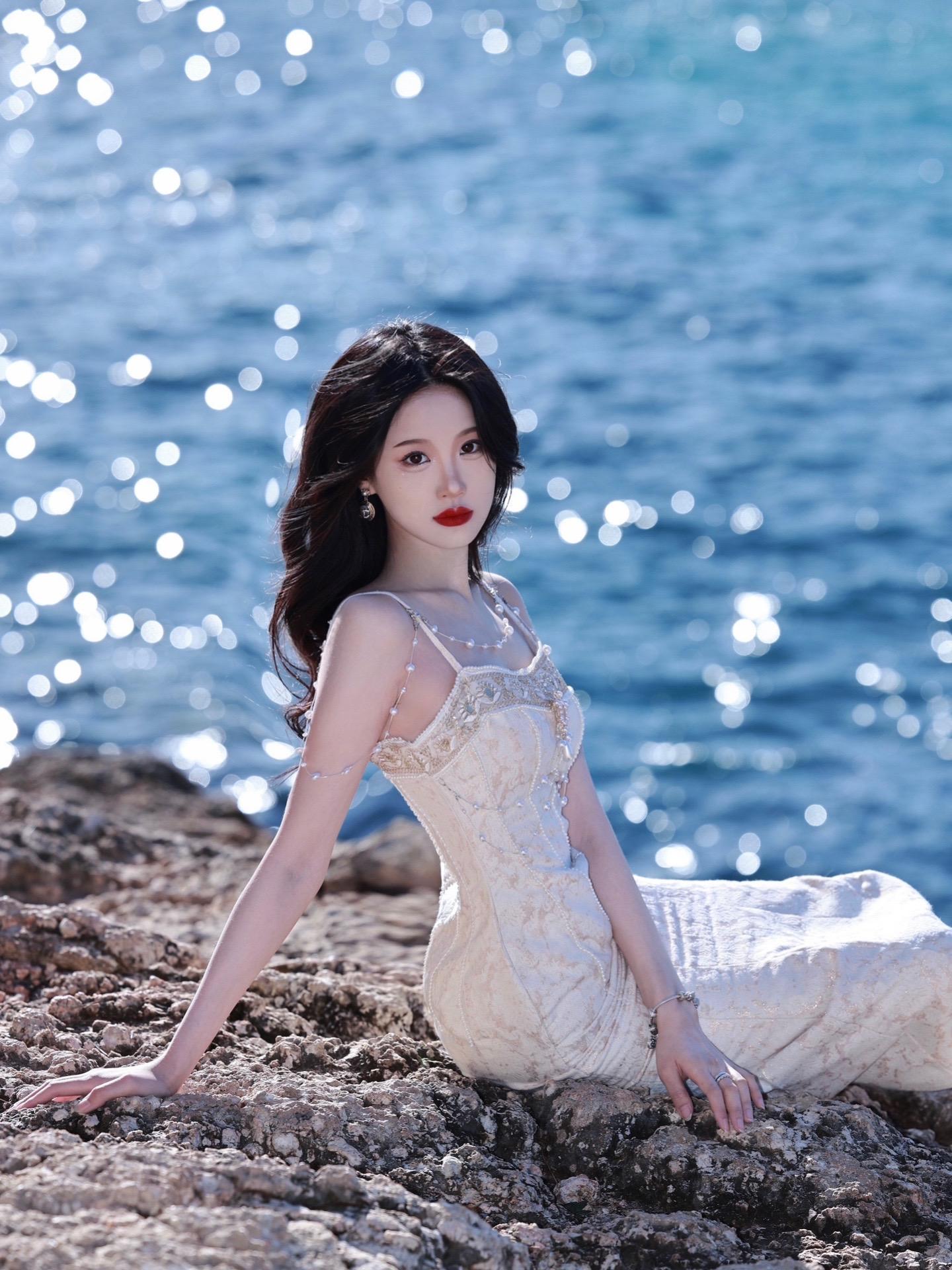 你不该流泪的 你的眼睛里应该装满山川和海洋 在西班牙海边的记忆碎片