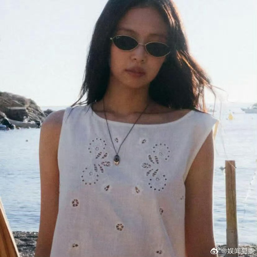 外网吐槽Jennie伸舌头外网吐槽Jennie伸舌头登上热搜，MV唇部特写把咬舌