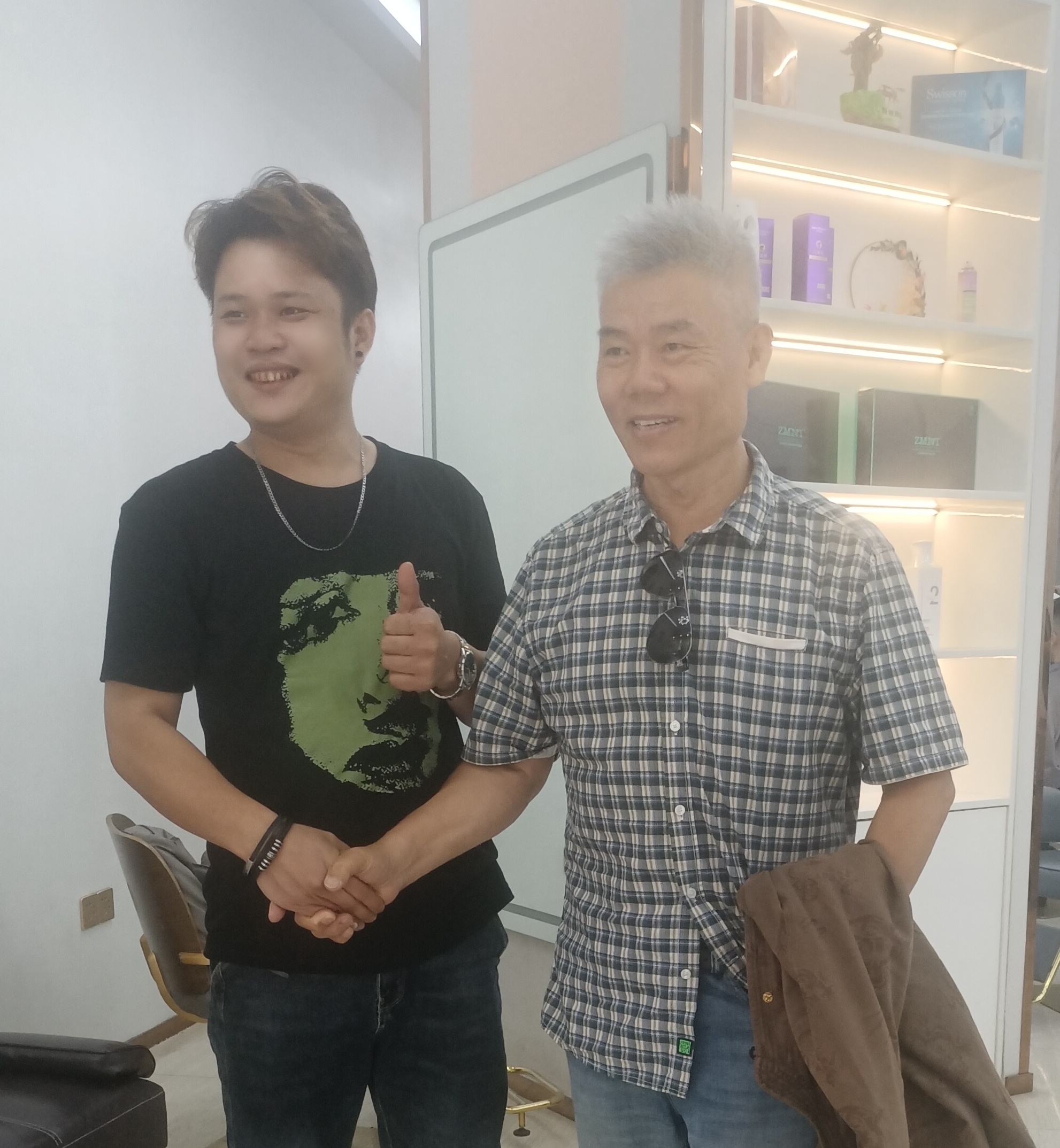 海南县城理发馆，比北京的理发馆一点儿不差。我的这个脑袋更适合县城的理发员收拾。思