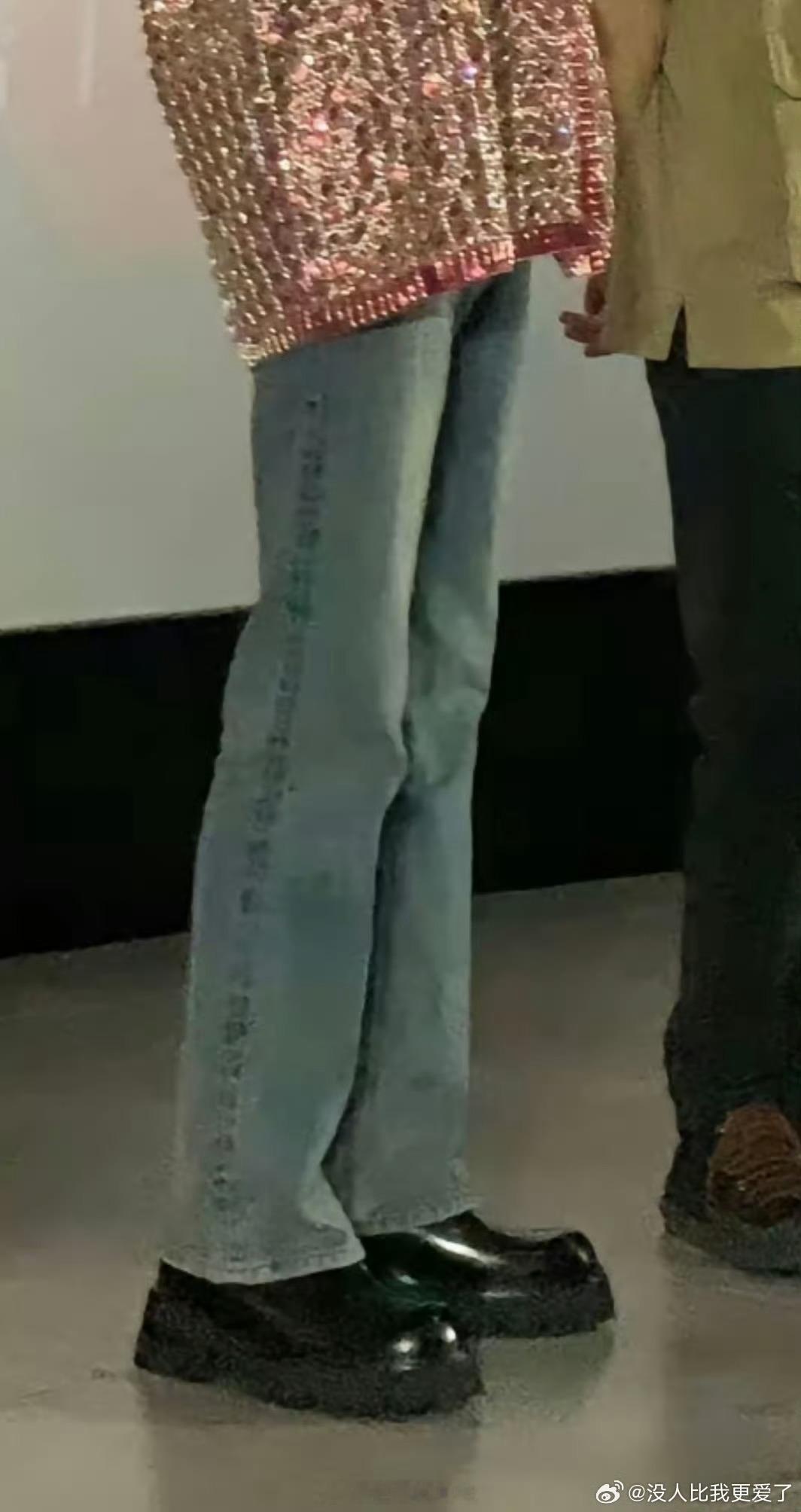 #没想到是张若昀的腿#绝了吧！！！天呐我以为是哪个女明星的腿 没想到是张若昀的腿
