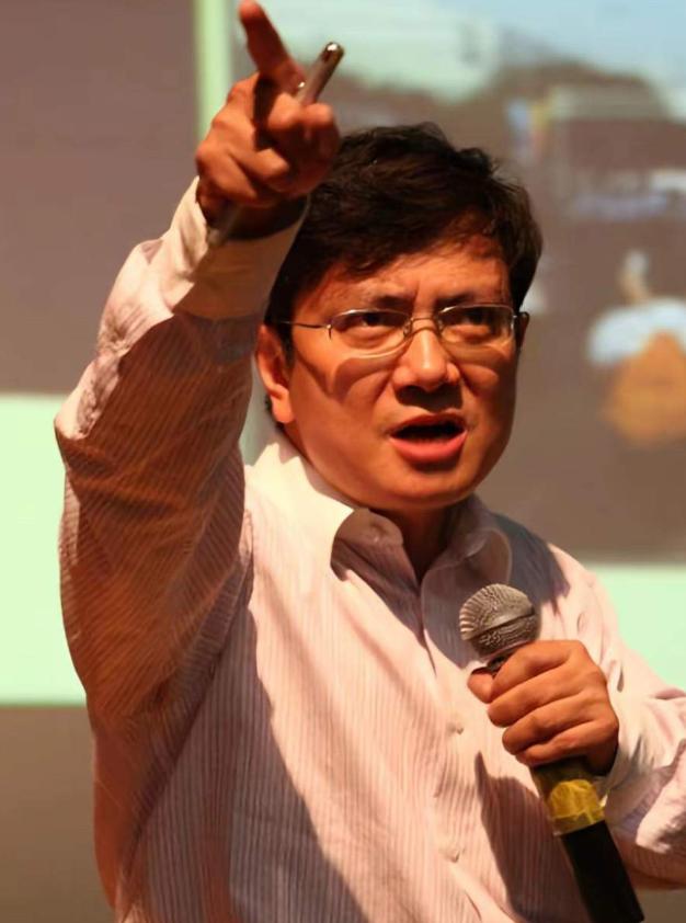 浙大教授郑强，曾再次抛出惊人言论！

他说：中国是人口大国、劳动力大国，人工智能
