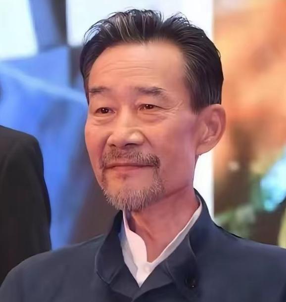 泪目了！72岁的李雪健已经完全听不见了，即使这样他却说：只要是有意义的戏，哪怕只