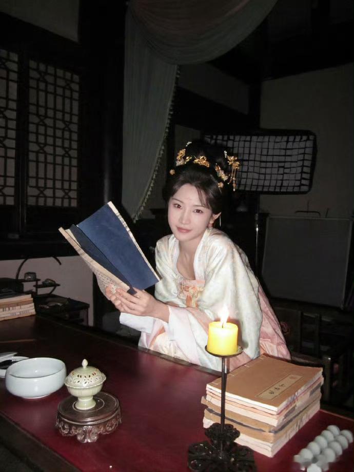 吴谨言张南忘喝中药了笑不活了家人们，剧中人设天天喝中药养生，线下吴谨言张南，冰美
