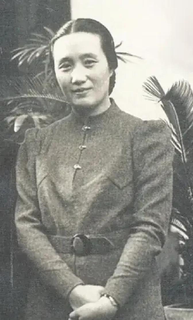 后来，董竹君成了锦江饭店的创办人，名字被许多人记住。可在1925年，她还困在一段