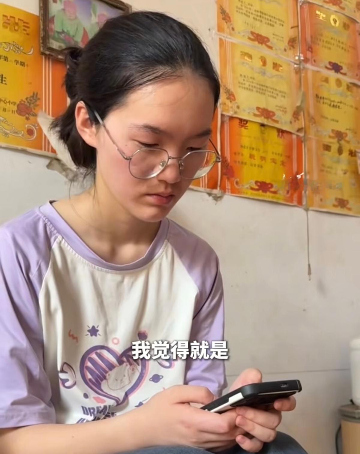 那个河南考699的贫困女生，因为建议同学们少玩手机被抖人审判。她哪里说错了？我想
