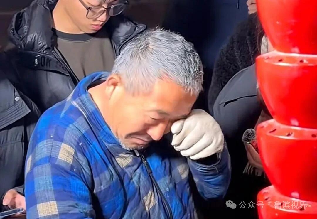 正能量！山东卖糖葫芦大爷儿子去世留下3幼子，大学生和市民排长队支持其生意，大爷感