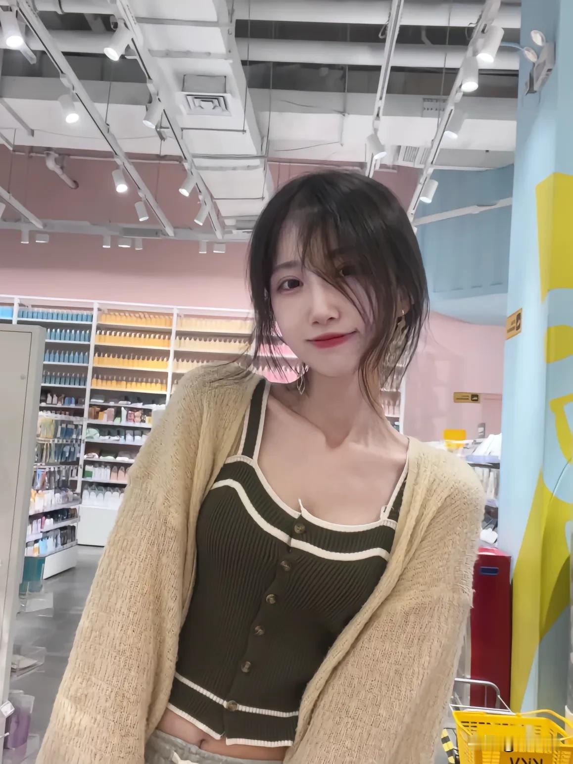 轻纱掩面笑，春光满面来。