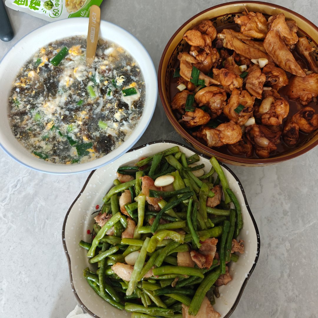 午饭来啦好久没有在家做饭吃了中午烧了一个可乐鸡翅自己家种的豆角还有一个紫菜蛋花汤