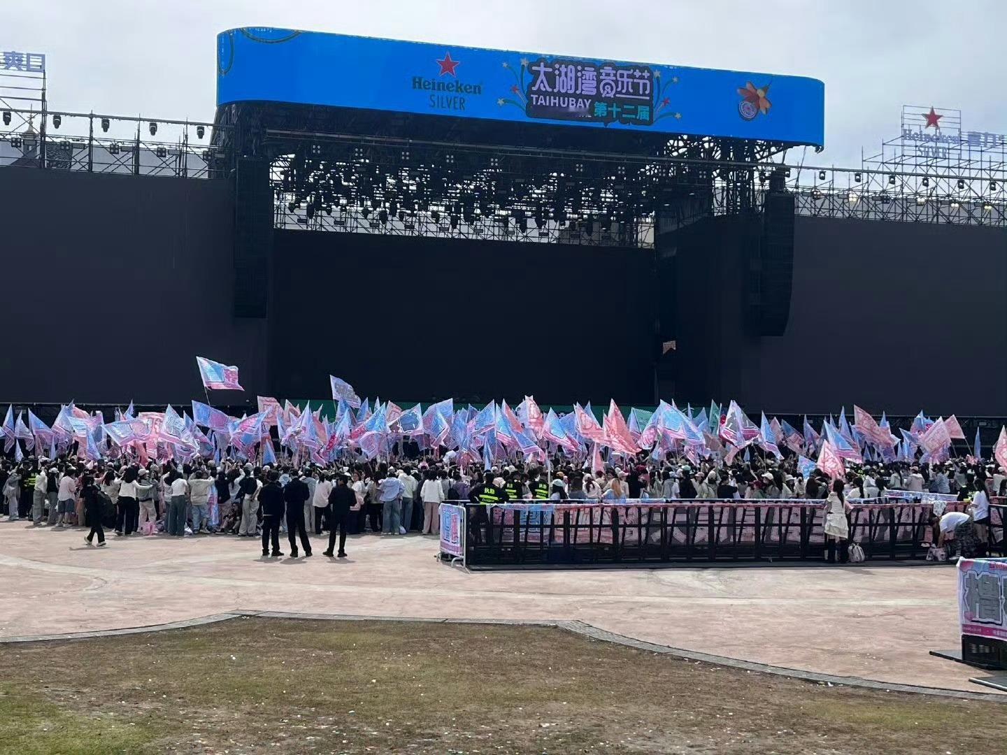 橹穆粉丝太湖湾音乐节应援，这排面拉满了