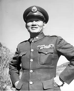 潘德辉推开那扇黑色铁门的时候，台中向上路的午后阳光正好照进院子里。一个穿着白色衬