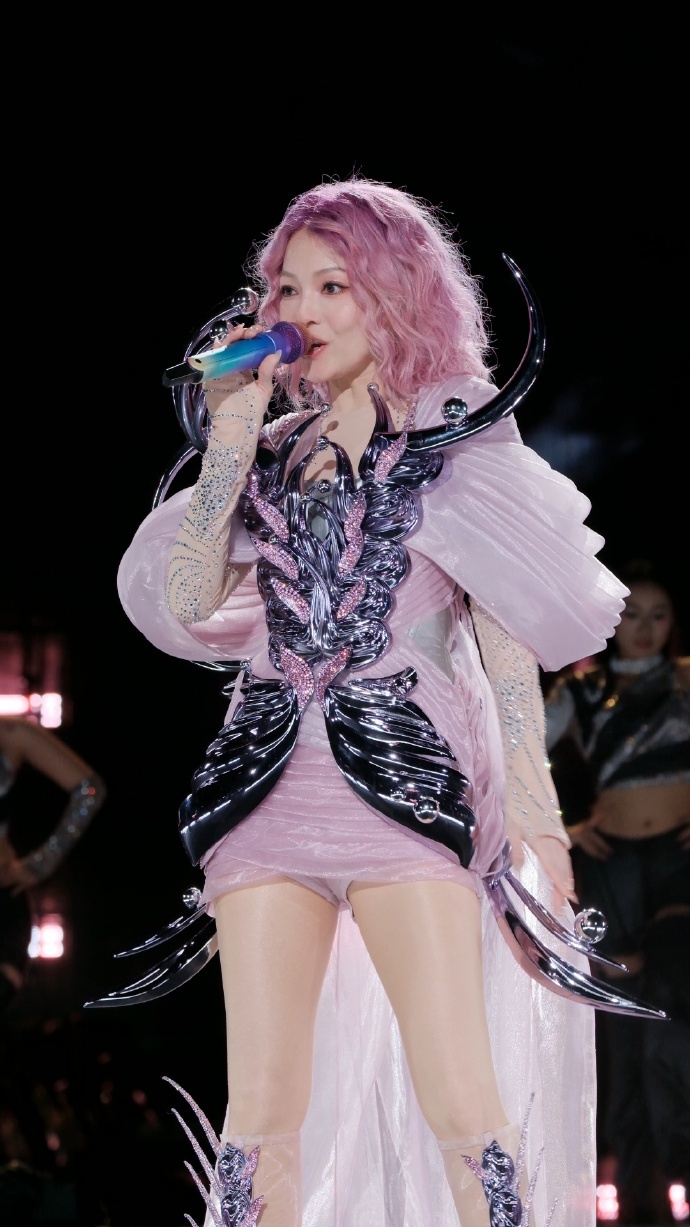 张韶涵在演唱会实时AI换脸 不得了！张韶涵在汕头演唱会上搞起实时AI换脸，旧造型