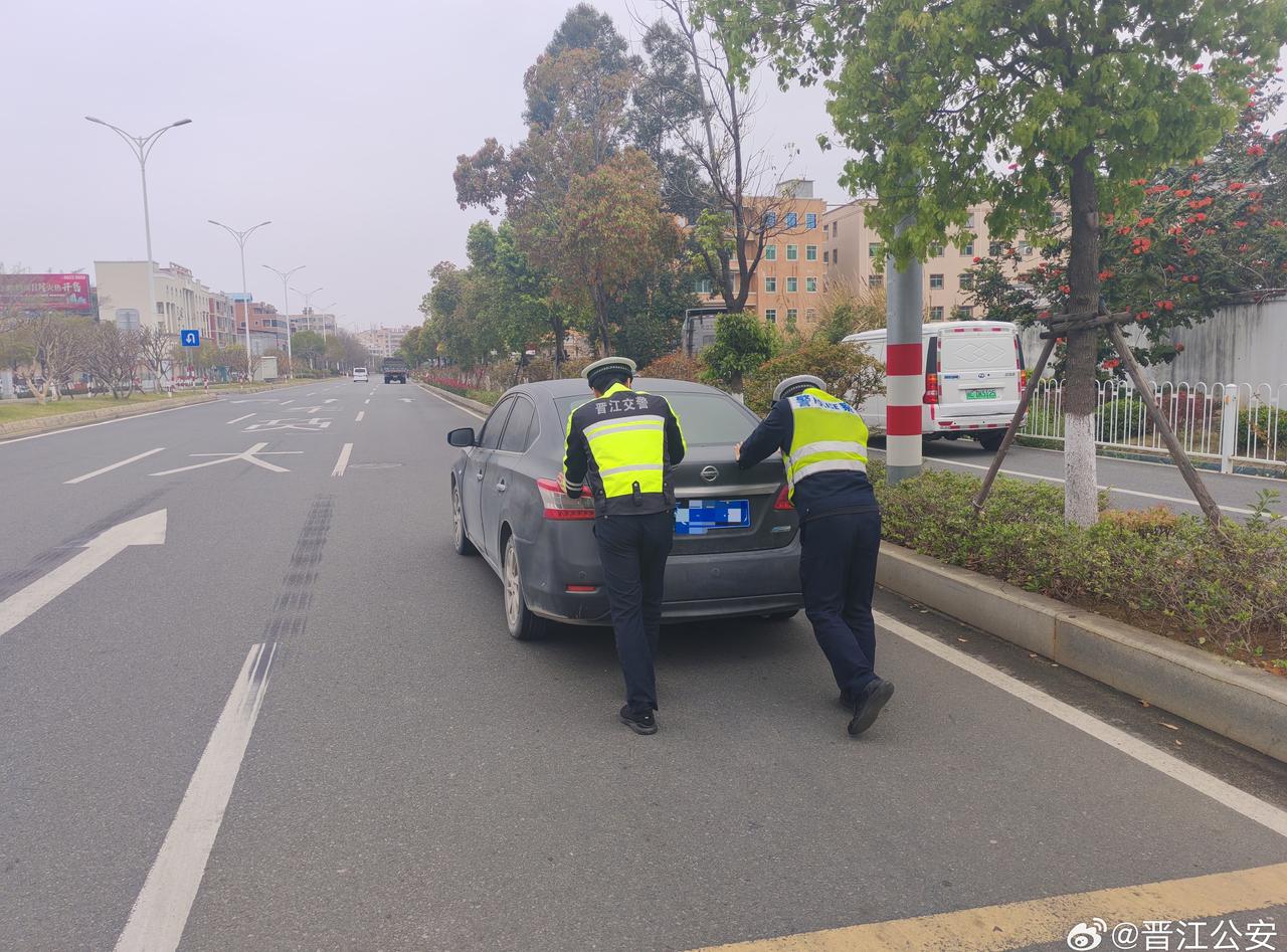 交警推车解民忧】3月27日上午，@晋江公安 交警工作人员在巡逻时，发现一辆小型轿