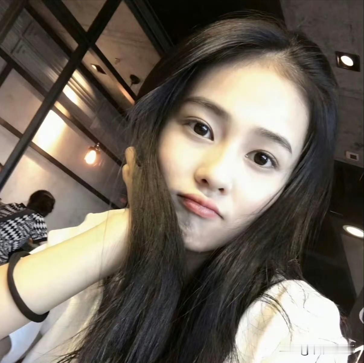 近日，白鹿与宋威龙的早期青涩旧照在网络引发热议。照片中，白鹿齐刘海下带着婴儿肥，