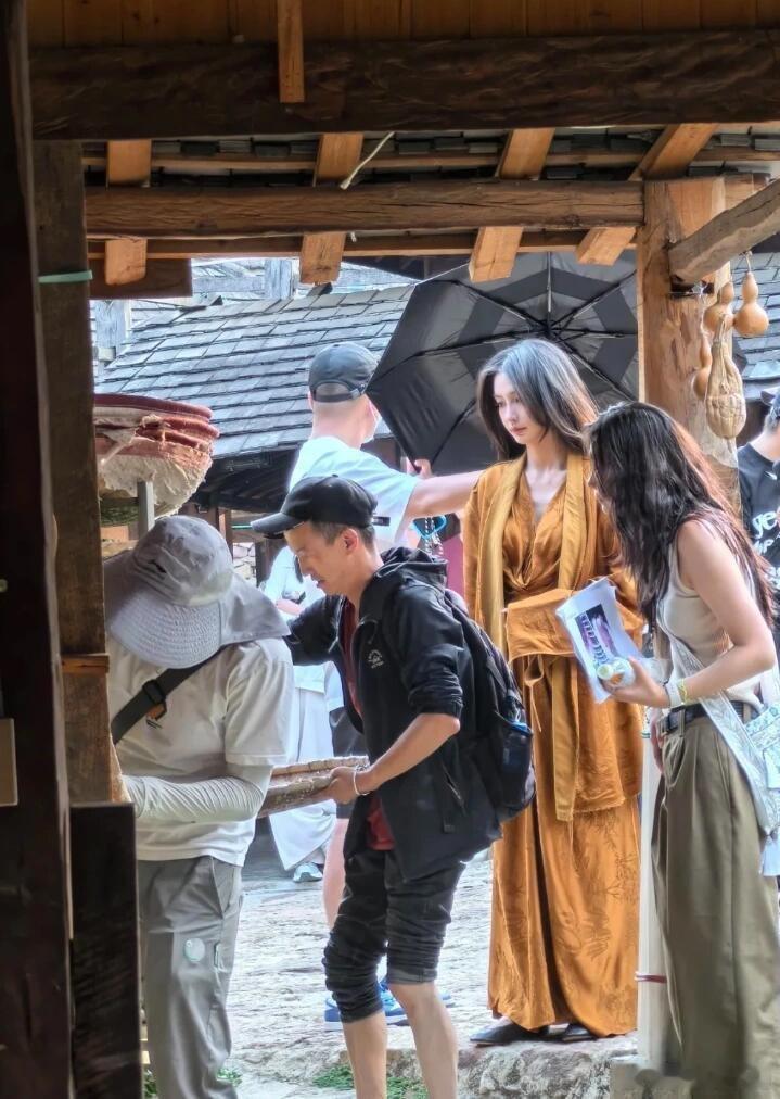 #云南偶遇Angelababy#杨颖的脸是真的能打，网友偷拍的几张图都没有一张丑