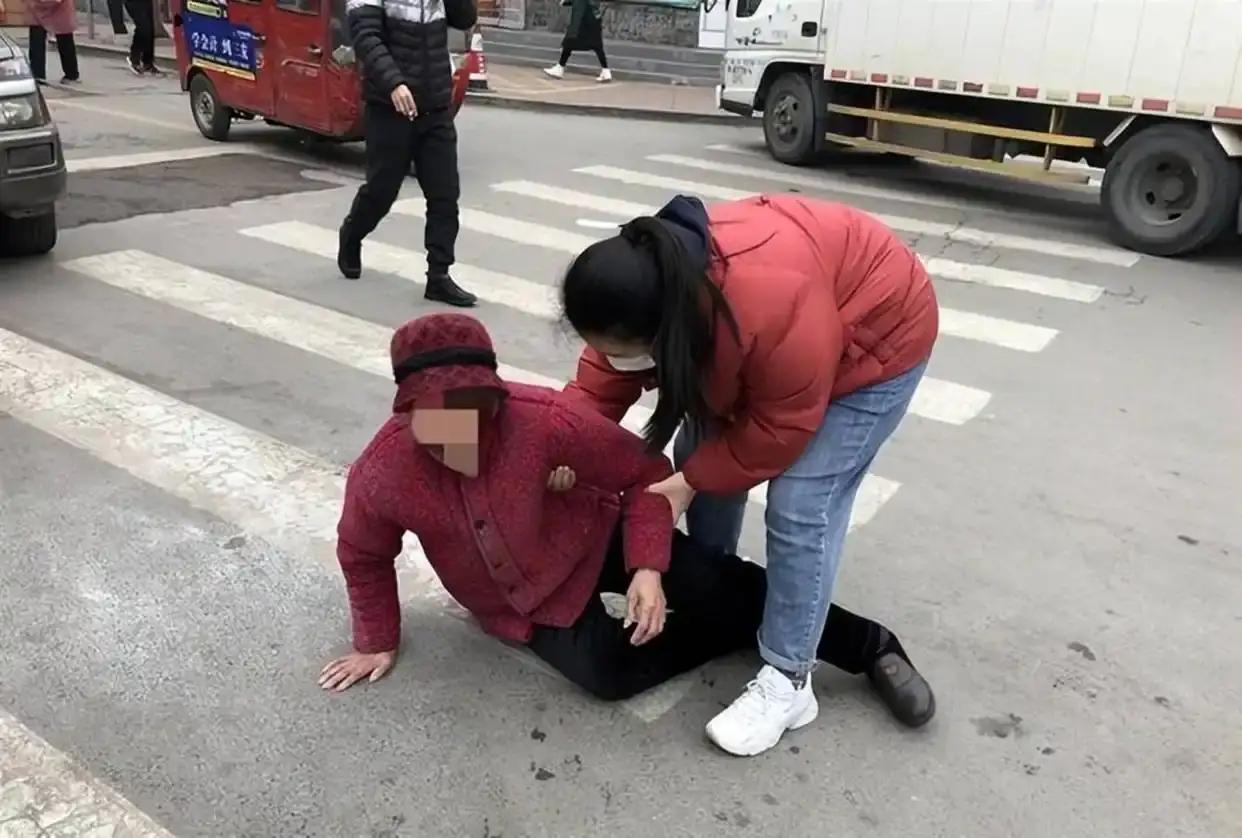 杭州七月天，热得柏油路都快冒油。一位62岁大妈踩着西瓜皮，“啪”地摔在路中央，额