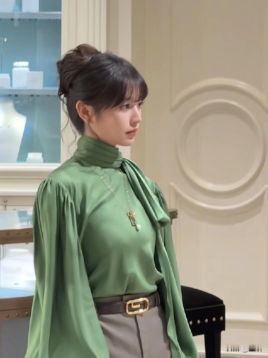 田曦薇绿调穿搭，复古与现代的结合