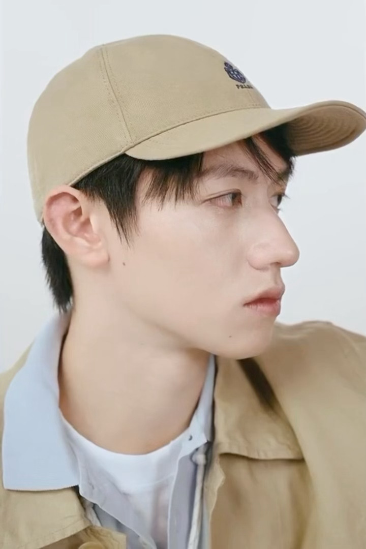 Prada品牌大使：朱志鑫朱志鑫演绎全新Prada造型释出。极简轮廓、干净配色与