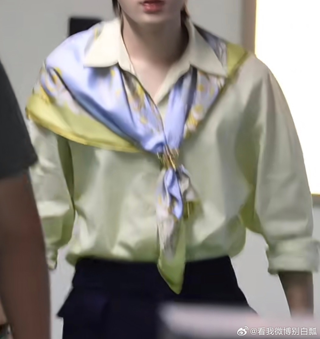 一想到萱萱会穿一些时尚单品努力来掩盖自己的乃至结果根本遮不住我就想笑 